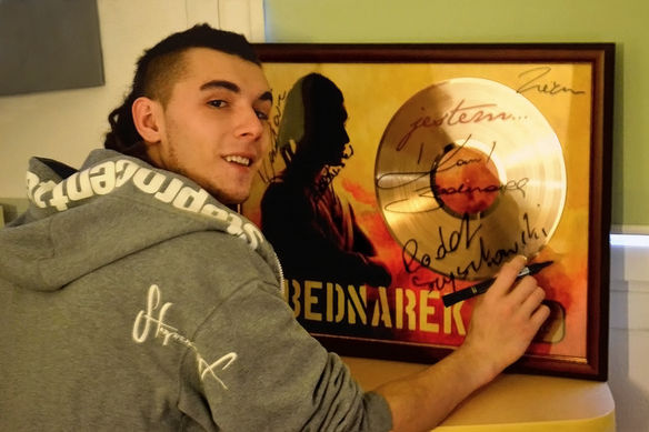 Także formacja Bednarek wraz ze swoim wokalistą złożyła autografy na oprawie Złotej Płyty, przekazanej potem Orkiestrze celem jej zlicytowania Złota Płyta Winylowa nowego zespołu Kamila Bednarka