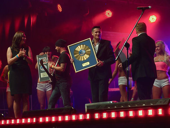 Zespół odebrał oprawione Złote Płyty zarówno winylowe jak i kompaktowe Złote trofea Związku Producentów Audio-Video dla grupy Classic