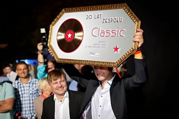 Pamiątkowy złoty winyl w prezencie dla zespołu, honorujący całokształt twórczości Classica Złote trofeum dla muzyków za dwadzieścia lat na scenie