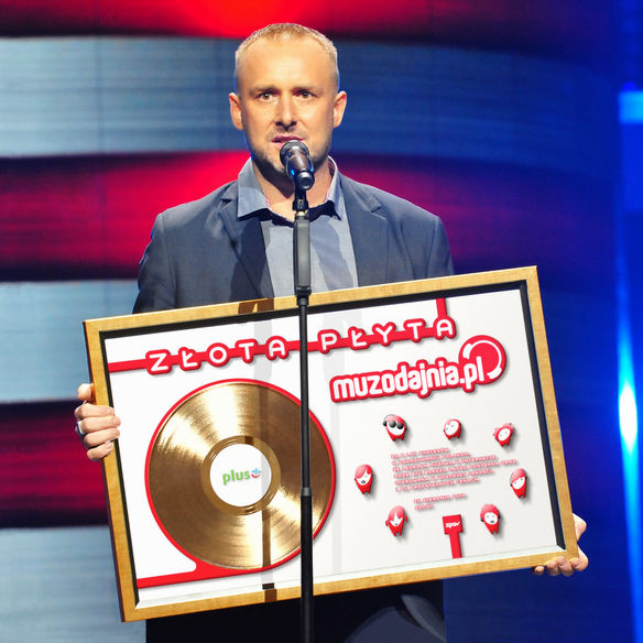 Zdjęcie Złotej Płyty Winylowej Związku Producentów Audio-Video jest prezentowane tutaj dzięki uprzejmości telewizji Polsat ZPAV uhonorował Muzodajnię Złotą nagrodą za sprzedaż płyt i pojedynczych piosenek