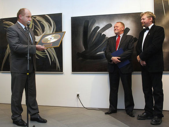 Pamiątka w postaci oprawionej Złotej Płyty Gramofonowej