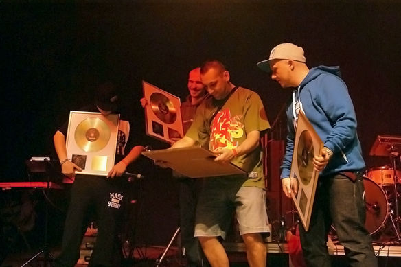 Biorąc pod uwagę nie mainstremową pozycję tego gatunku muzyki w Polsce, album "Ostatnia Szansa Tego Rapu" status Złotego Krążka uzyskał niezwykle szybko Złota nagroda dla muzyków z Tabasko